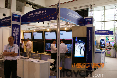 上海躍申電子展出多款高清數字廣告機