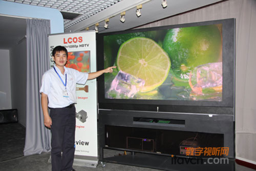 全球首臺71寸激光顯示器亮相武漢光谷