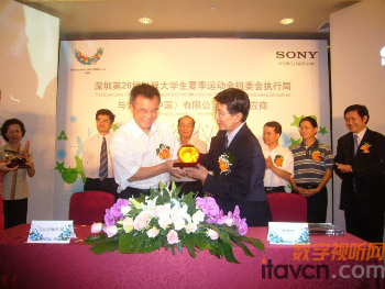 雙方交換紀念品