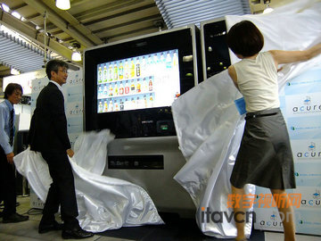 花樣翻新47寸觸控式屏幕販賣機現身日本