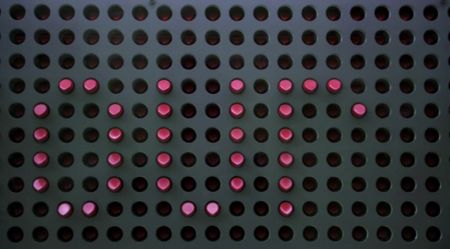 美國(guó)街頭藝術(shù)家打造絢麗口紅顯示屏