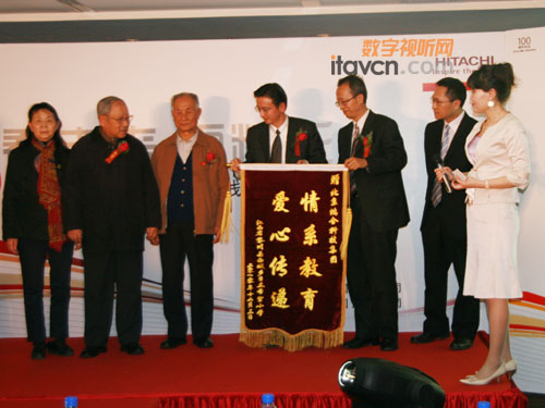 鴻合向江西希望小學捐贈4萬元電子白板