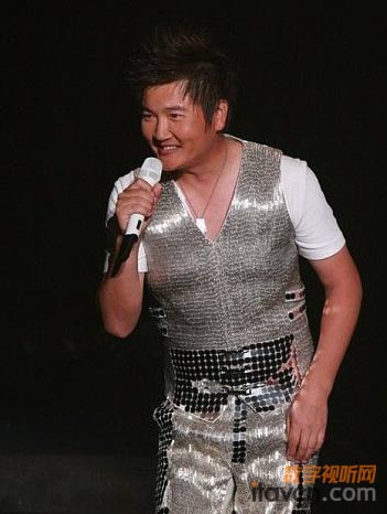 孫楠一身銀色服裝很亮眼