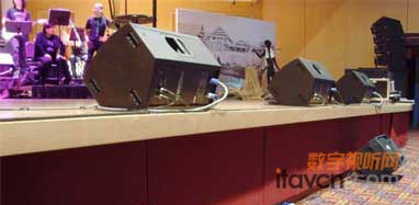 舞臺上的監聽音箱