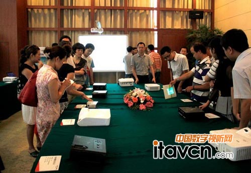 與會者興味盎然使用S1投影