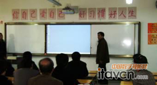 印天培訓(xùn)師在活動(dòng)現(xiàn)場進(jìn)行電子白板的驗(yàn)收、培訓(xùn)