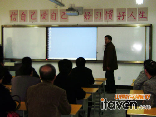 老師親自上臺操作