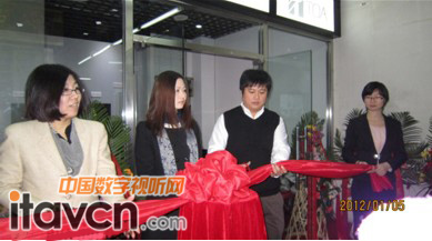 TOA北京分公司銷售經(jīng)理魯曉燕女士(左一)與北京華輝泰克營銷中心銷售總監(jiān)宋凱煜先生(右二)一同剪彩