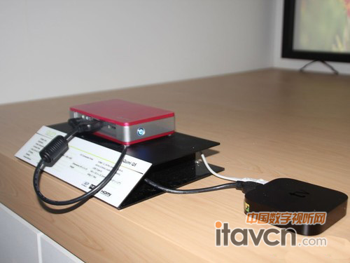 有五種顏色的麗訊Qumi Q5投影機