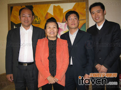 全國工商聯黨組成員、副主席沈建國與捷視飛通總經理蔣延春(右一)合影