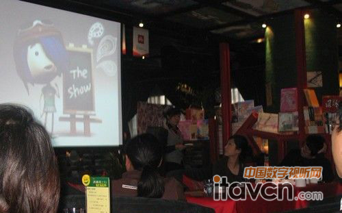 “覽蟲”書吧內(nèi)投影觀看