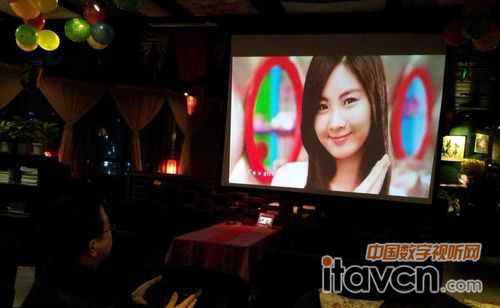 “覽蟲”書吧內(nèi)投影觀看