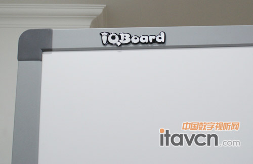 IQBoard V7壓感式電子白板左上角的LOGO