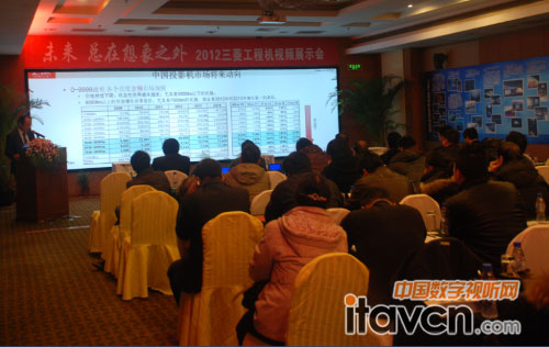 影像設備部高級經理直井圭司先生介紹三菱電機工程投影機銷售策略