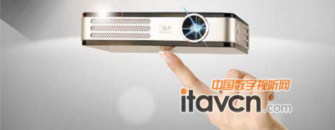 來自Vivitek麗訊的指尖晶靈QUMI Q2如此小巧精致