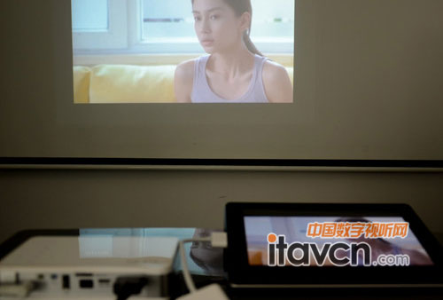 QUMI Q2連接iPad投出精彩應用!