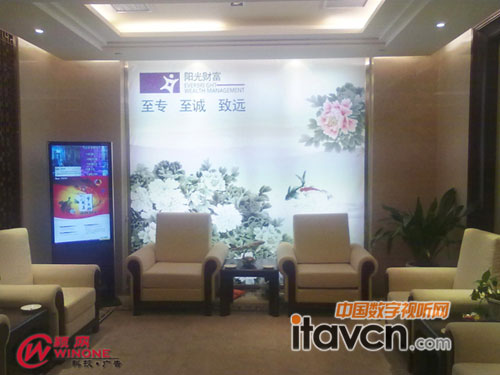 WOS 立式數(shù)字海報(bào)機(jī)應(yīng)用于光大銀行現(xiàn)場圖片