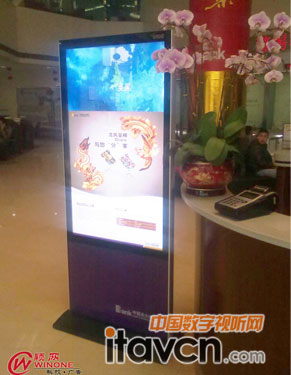 WOS立式數(shù)字海報(bào)機(jī)應(yīng)用于光大銀行營業(yè)網(wǎng)點(diǎn)