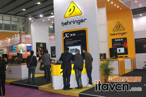 百靈達展臺眾人圍觀X32調音臺