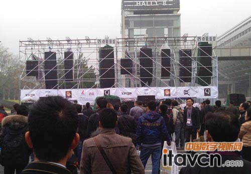 線陣列PK現場 人潮洶涌