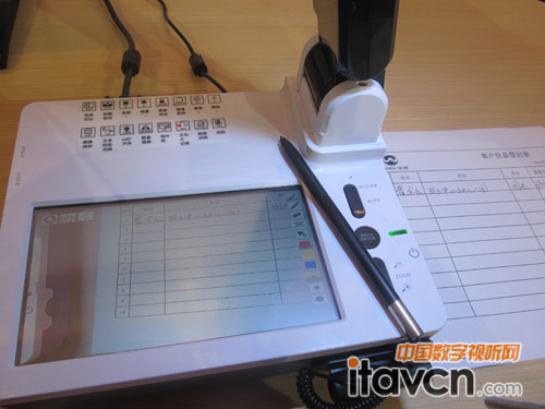 華銀便攜式視頻展臺(tái)細(xì)節(jié)