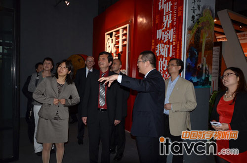 銳豐音響重點項目部部長徐茂華(右)向耶拿市副市長Frank Jauch先生(中)介紹企業的歷史和文化