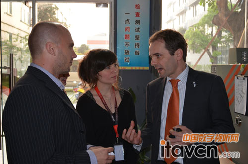 銳豐音響的法籍員工Elise(中)與兩位耶拿市隨行人員介紹銳豐音響的近況