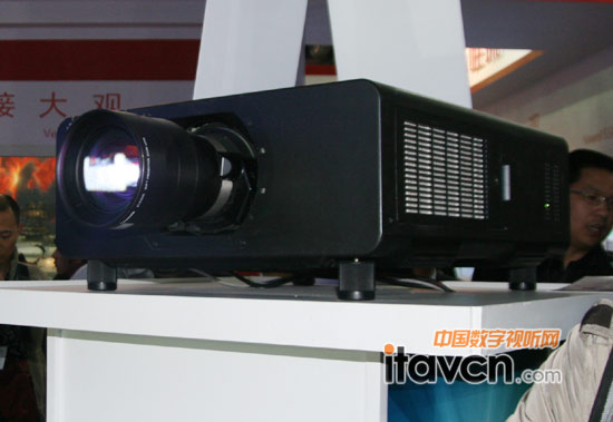 松下PT-SDZ21KC 20000流明系統(tǒng)工程投影機側(cè)面