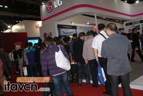 參與問卷調查的游客長龍