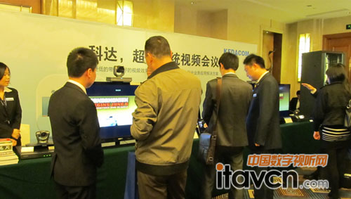 工作人員為客戶演示H.264 High Profile協議下1080p視頻效果