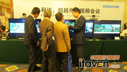 工作人員為客戶詳細介紹科達新一代高清終端技術