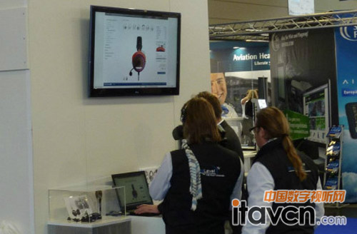 游客正觀看拜亞動力通用航空耳麥