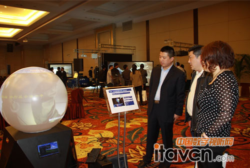 1臺NEC PX750U+展示的內球投影方案