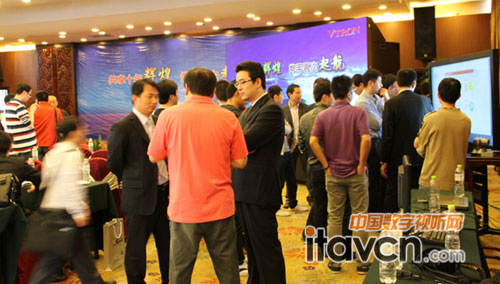 代理商們與威創團隊進行交流