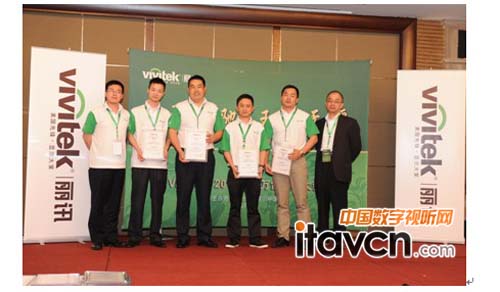 Vivitek麗訊中國區(qū)總經(jīng)理呂文平博士為代理商授權