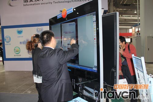 冠眾工作人員正在講解多功能交互式智能平板