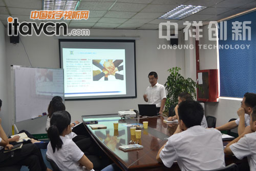 企劃部姜經理再次對各部門主管進行“團隊精神”培訓