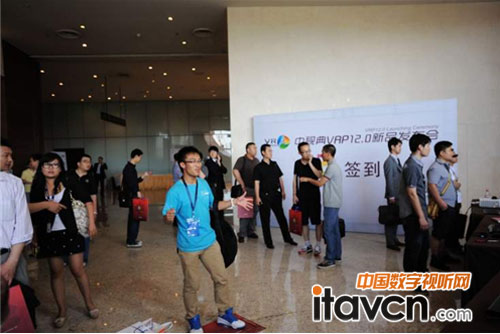 來賓詢問并切身感受虛擬實現技術