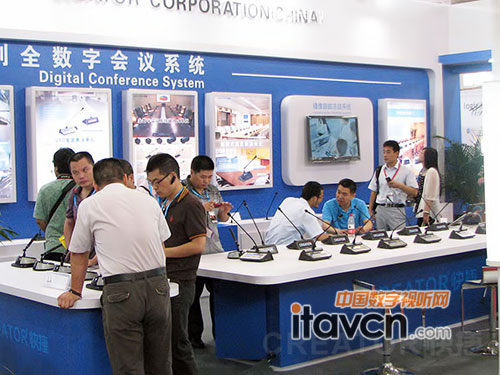 觀眾參觀體驗新產(chǎn)品,同時拍下照片