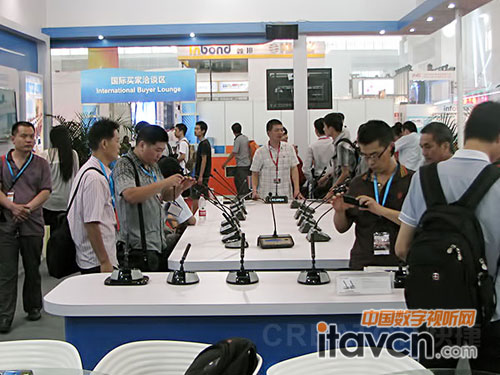 觀眾參觀和了解新產(chǎn)品