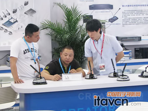 展會現(xiàn)場CREATOR工作人員進行講解