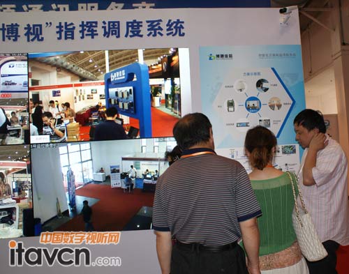 展會(huì)現(xiàn)場(chǎng)捷視飛通工作人員對(duì)其展品積極講解