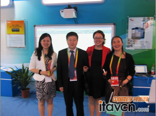 左起第二位:國家商務部服務貿易司周柳軍司長