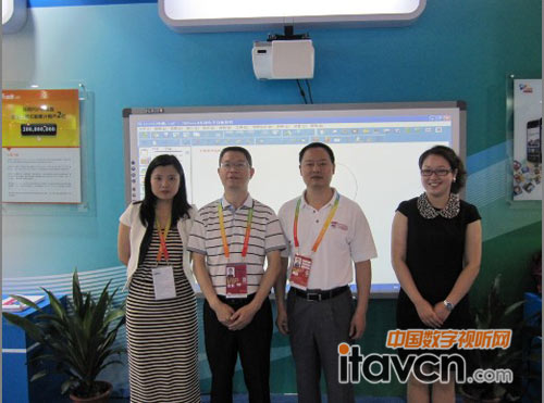 左起第二位:鐘木達廳長 左起第三位:姚志銘處長