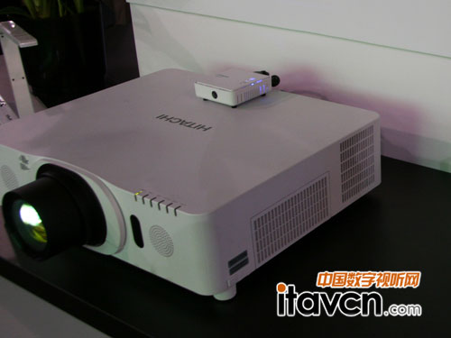 日立3LCD投影CP-WU8450現身北美視聽展