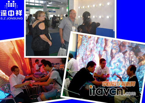 中祥創新工作人員現場給客戶介紹產品