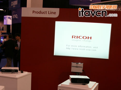 理光PJWX系直立短焦投影驚艷Infocomm