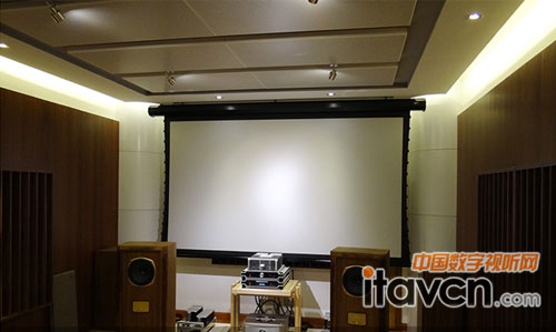 位于深圳極品匯的億立高級弧形極平電動幕(TE120HC2)