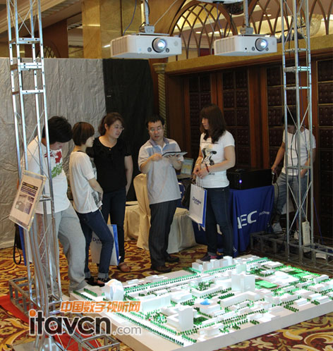 ���ɳ�P-2�_NEC PA500X+�����ںϣ�1�_PA500U+��ֱ����ͶӰ