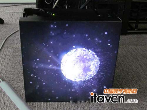 圖二:從正面觀察“UD22B”。邊框寬度控制在5.5毫米,可輕松地組合多臺使用